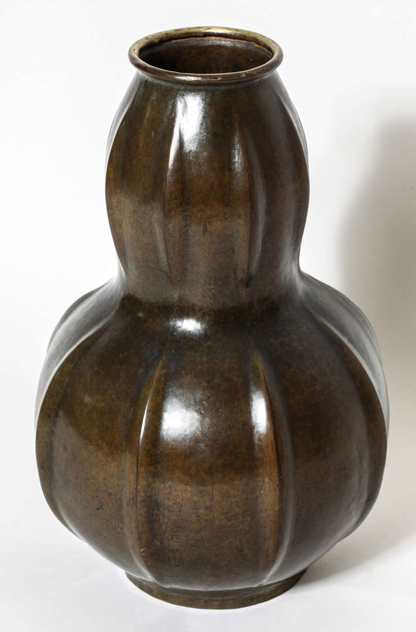 Coloquinte vase in copper dinanderie with two lobes and vertical ridges.
Signed: 