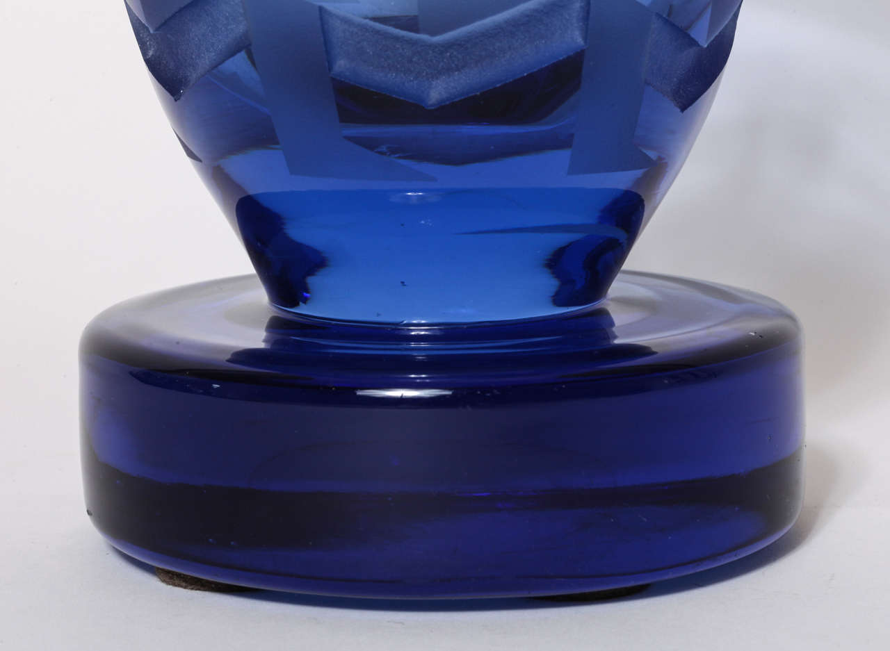 Jean Luce French Art Deco Etched Blue Glass Vase on Circular Base (Art déco) im Angebot