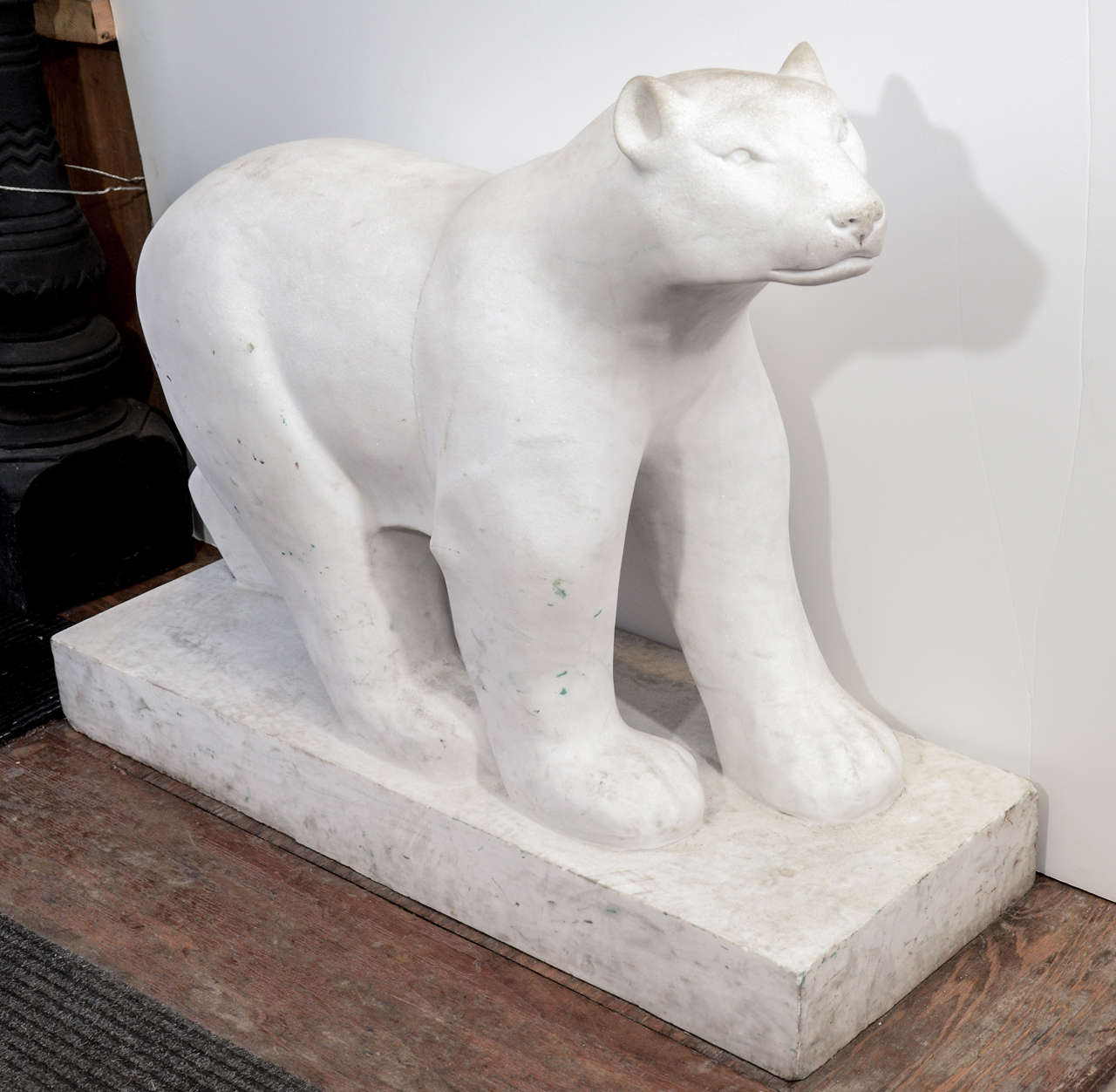 1980s Pair of Art Deco Style Polar Bears Carved from Statuary White Marble In Excellent Condition In New York, NY