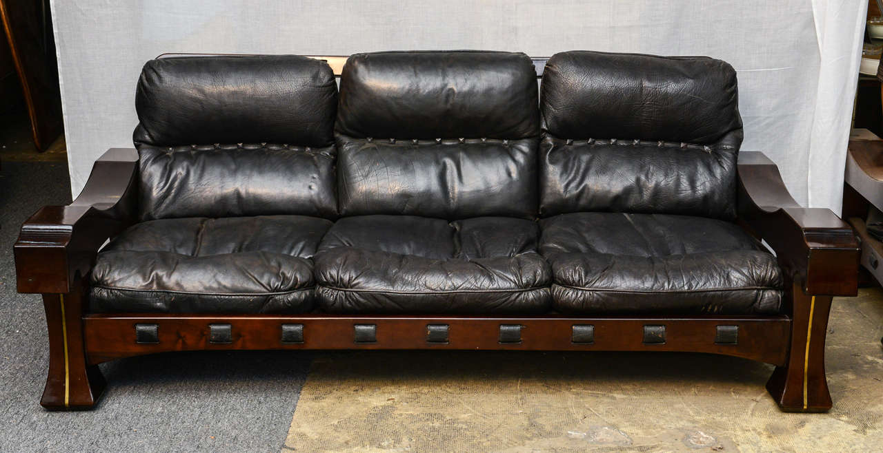 Very Brazilian look for this Italian sofa. The designer is the Italian designer FRIGERIO  
design circa 1970-1980. Very Mid-Century creation in a Brutalist spirit which is close to the Brazilian inspiration.
The four legs have an inlaid copper line