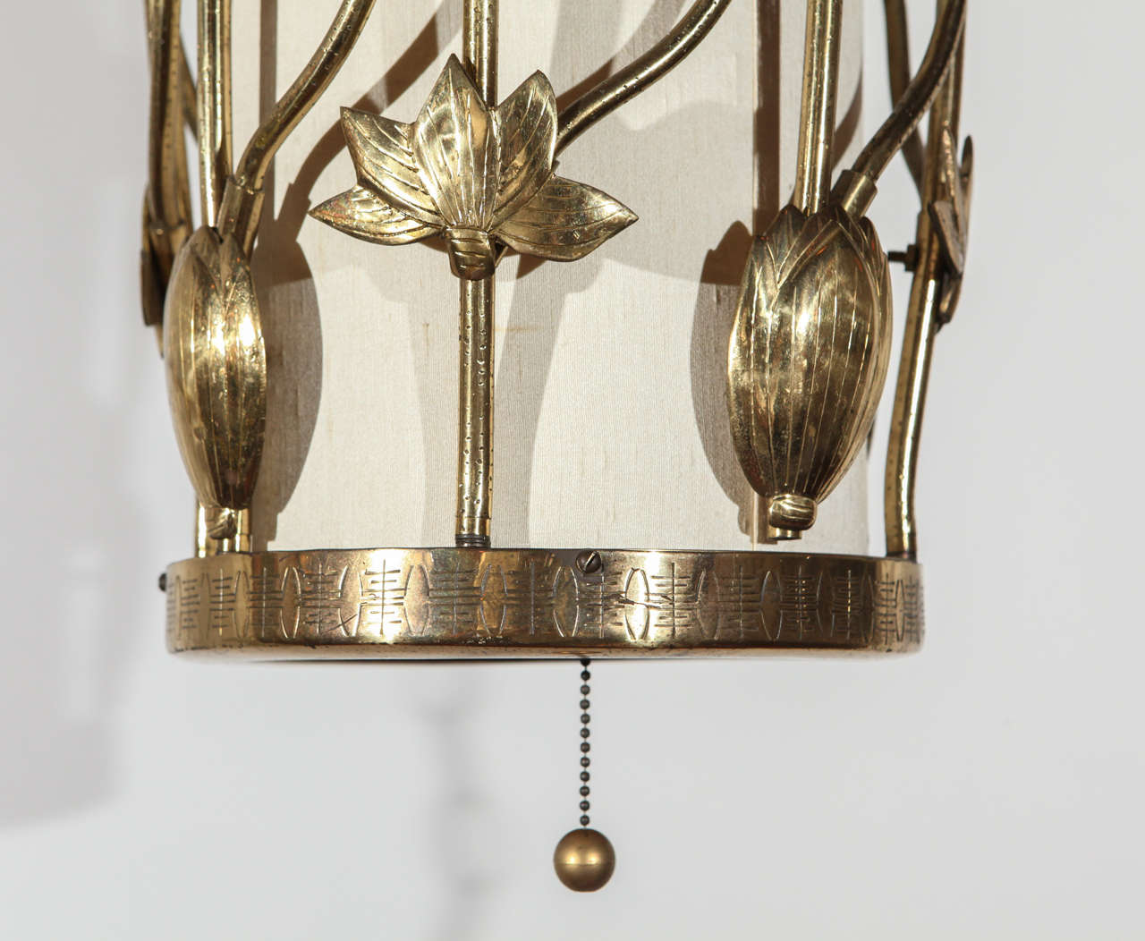 Lampe à suspension lotus en laiton Bon état - En vente à Los Angeles, CA