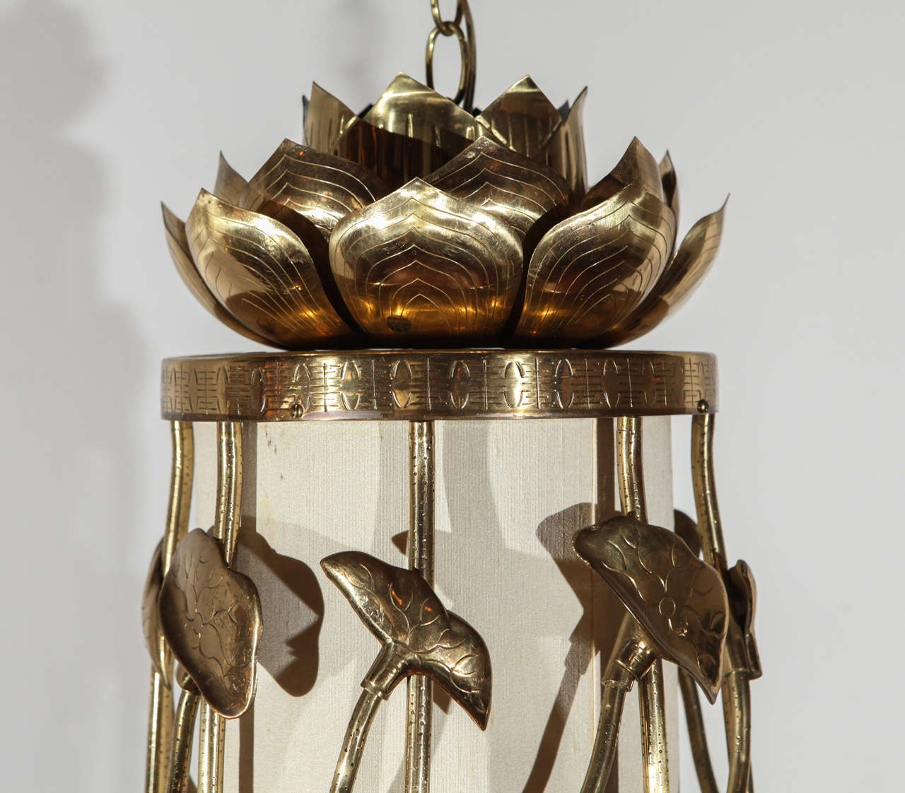 Laiton Lampe à suspension lotus en laiton en vente