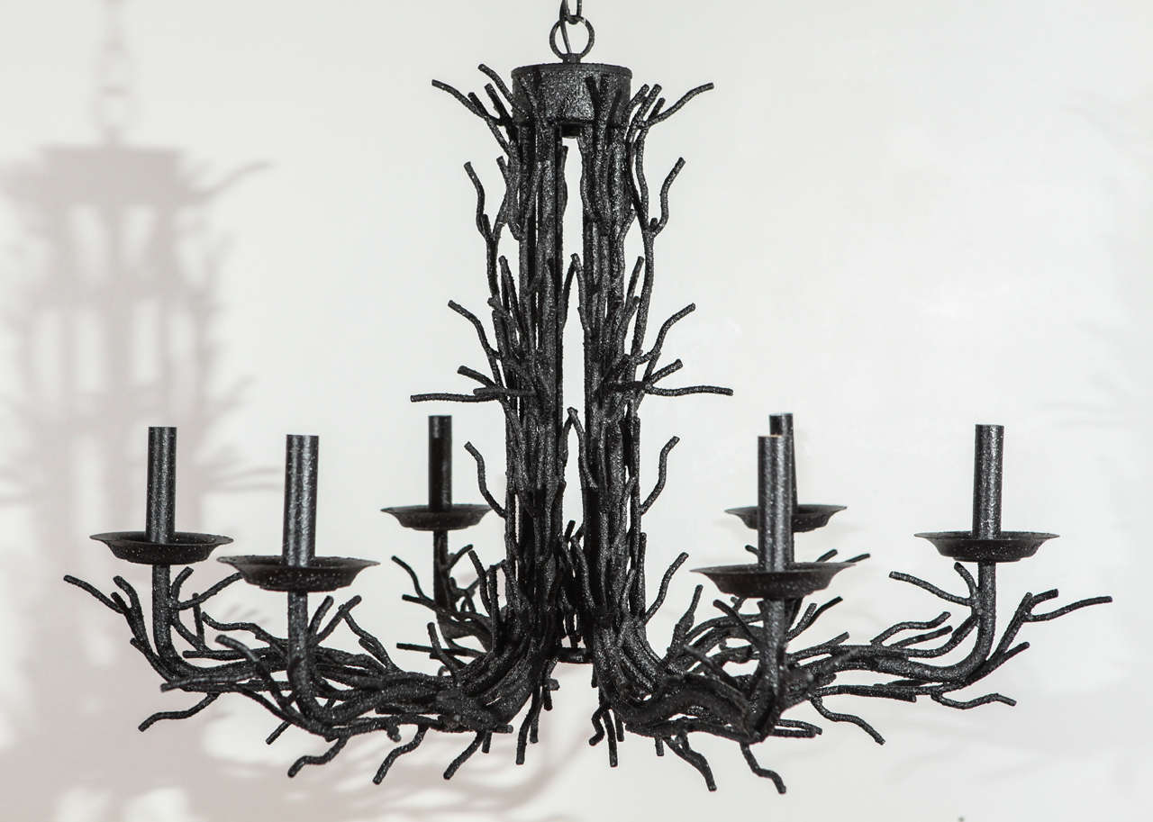 Lampadario in corallo finto appena ricablato per sei prese a candelabro, ognuna delle quali può contenere una lampadina da 75 watt.