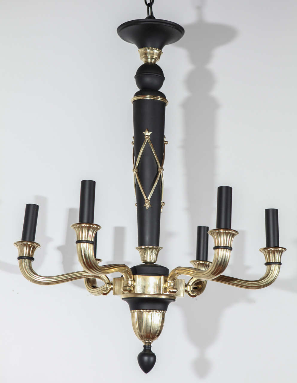Französischer Kronleuchter im Regency-Revival-Stil, um 1940. Neu verkabelt für sechs Kandelaber-Glühbirnen, Glühbirnen können jeweils bis zu 75 Watt haben.