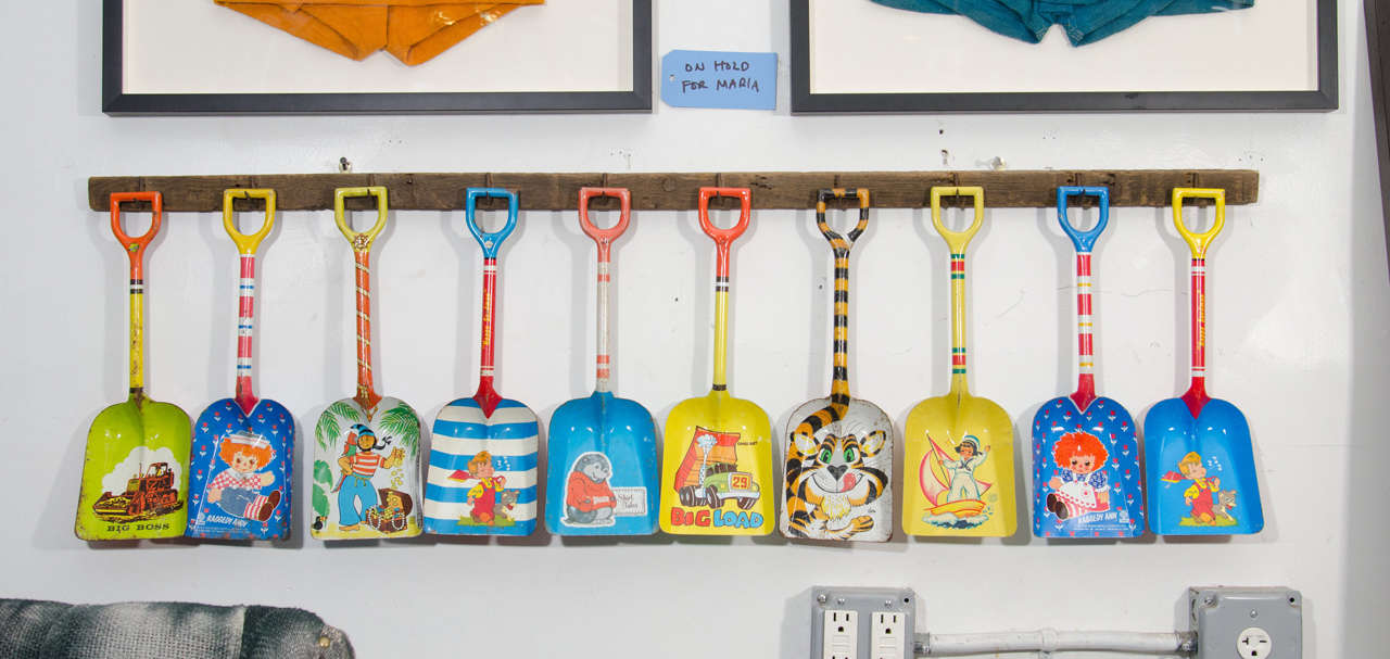 USA Set of 10 Shovels with Printed Design on Wooden Rack with iron early 20th century hasps