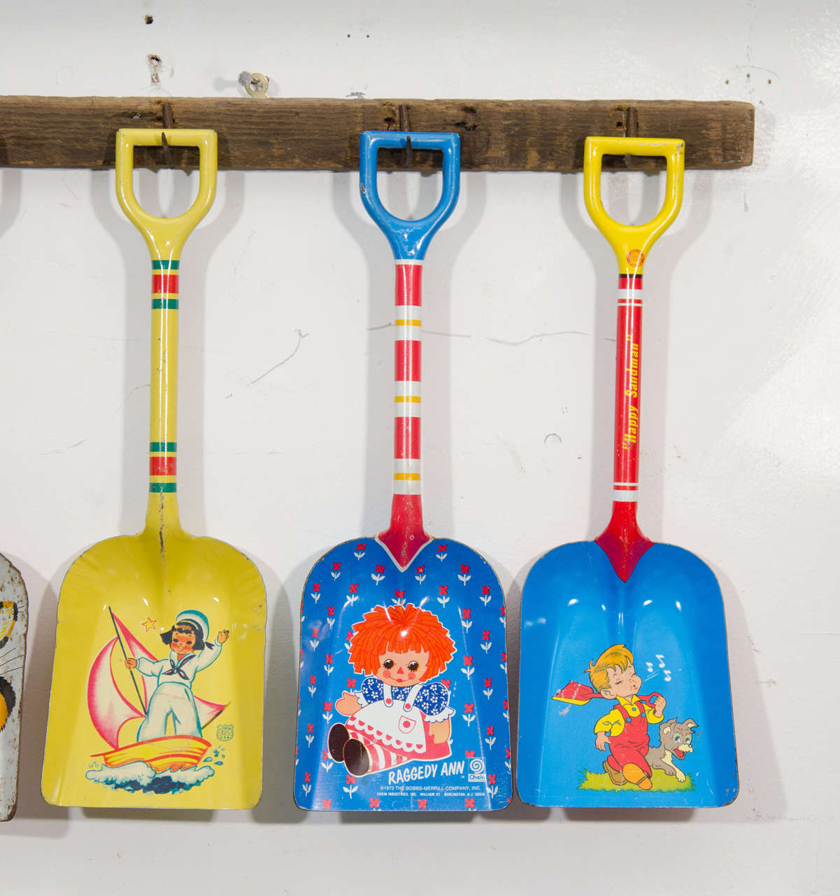 USA Graphic Sand Shovels In Good Condition For Sale In New York, NY