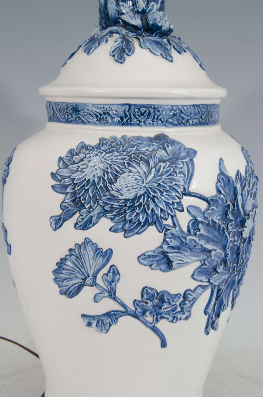 Mid-Century White and Blue Ceramic Ginger Jar Table Lamp In Good Condition In Astoria, NY
