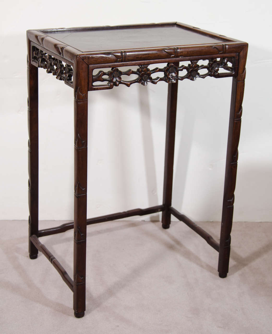 Early 20th Century Set of Chinese Rosewood Nesting Tables In Good Condition In New York, NY