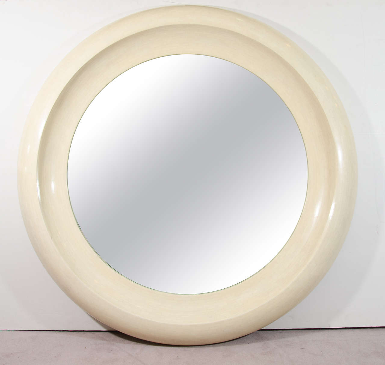 A vintage Karl Springer tessellated bone circular wall mirror with concave design. 

Good vintage condition with age appropriate wear. Some chipping to the back