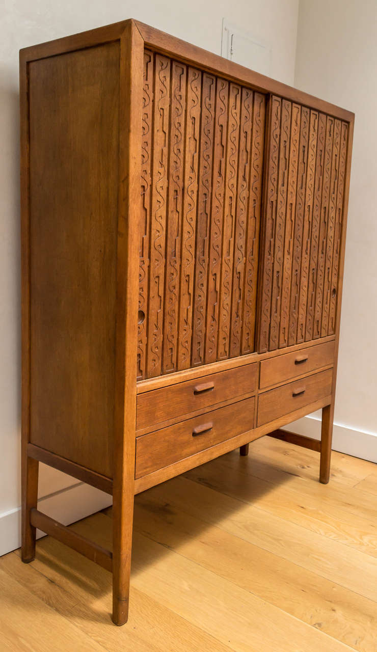 An Oak Wardrobe or Linen closet. Two sliding doors that are decorated
with delicate foliage pattern, enclosing sliding trays and adjustable
shelves. Four drawers below. Produced in Arhus by Mikael Larsen.
Literature : Nyt Tidsskrift /