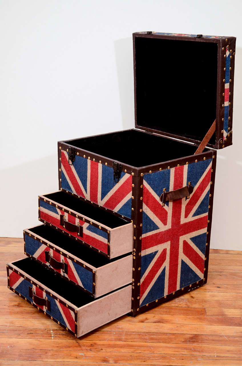 Mid Century Pair of Union Jack Trunk Form Chests In Good Condition In New York, NY