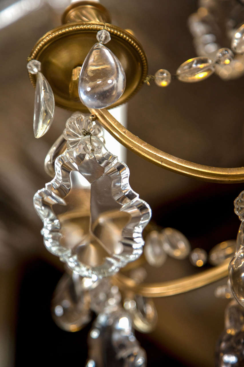 Lustre à huit bras en bronze et cristal finement moulé en vente 1
