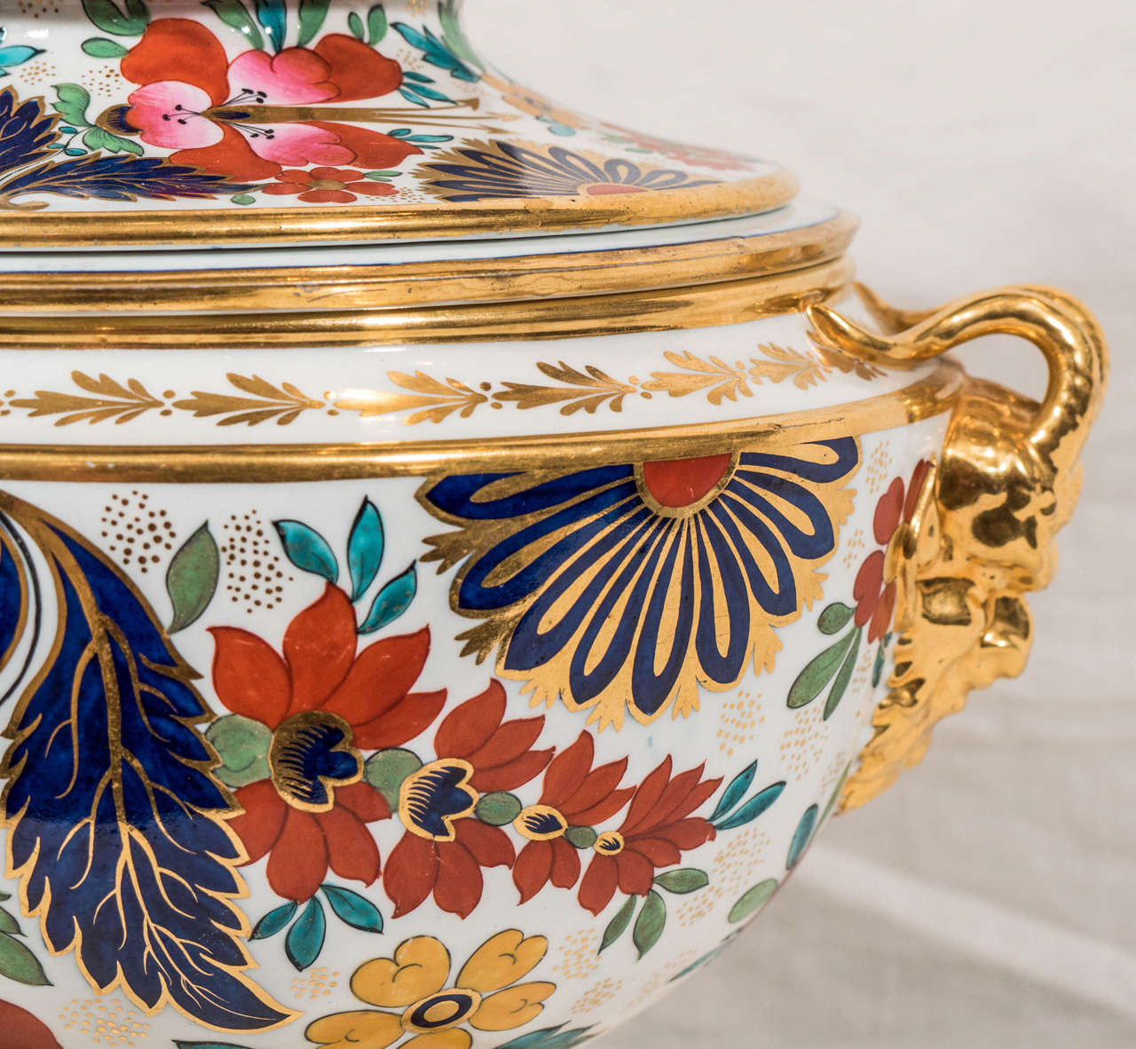 A Regency period ice pail painted in Imari colors with red flowers, blue, green, and turquoise leaves. The Barr Flight Barr Worcester factory made the finest porcelains of the Regency period and was known for its lavish gilding and the intense