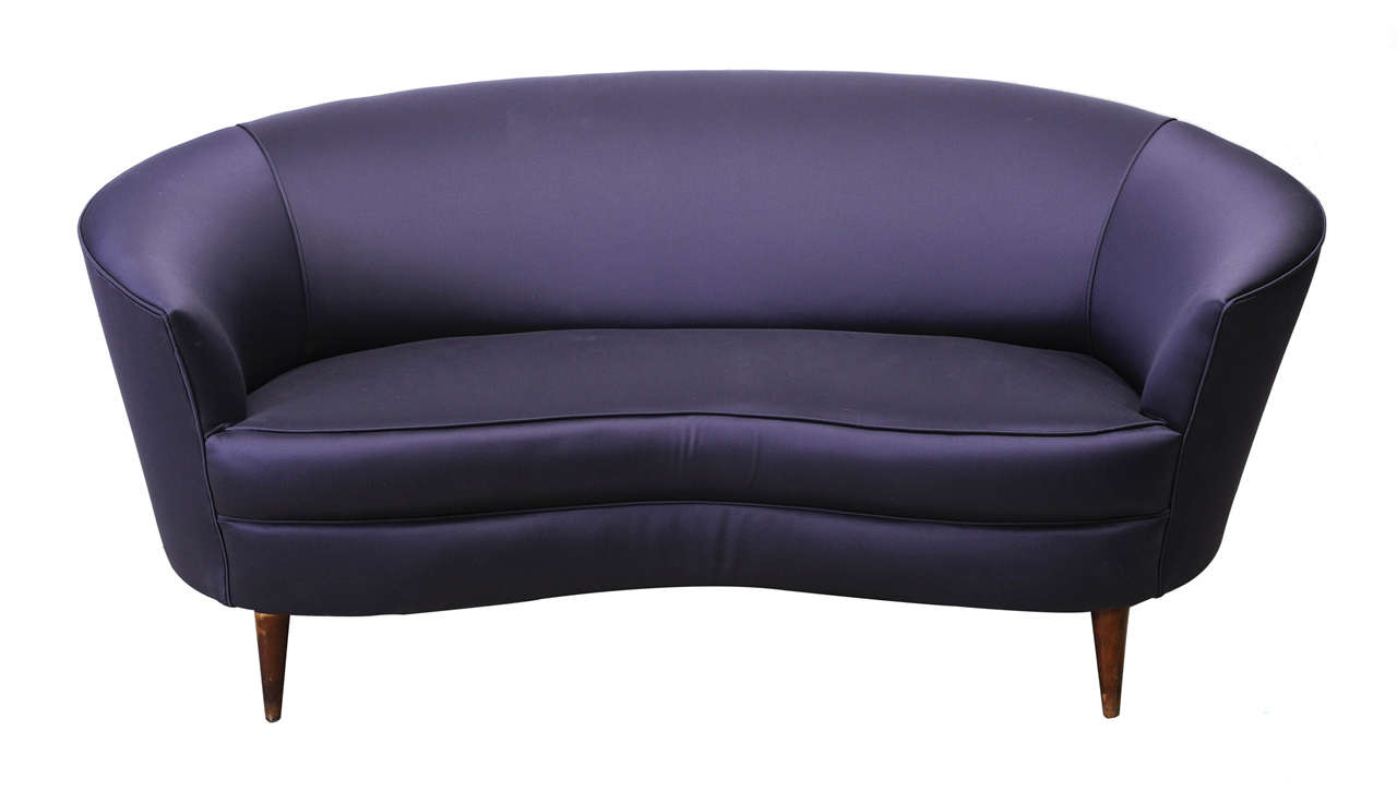 Small curved sofa: violet satin upholstery, walnut wood feet.
Italy, 1950's.