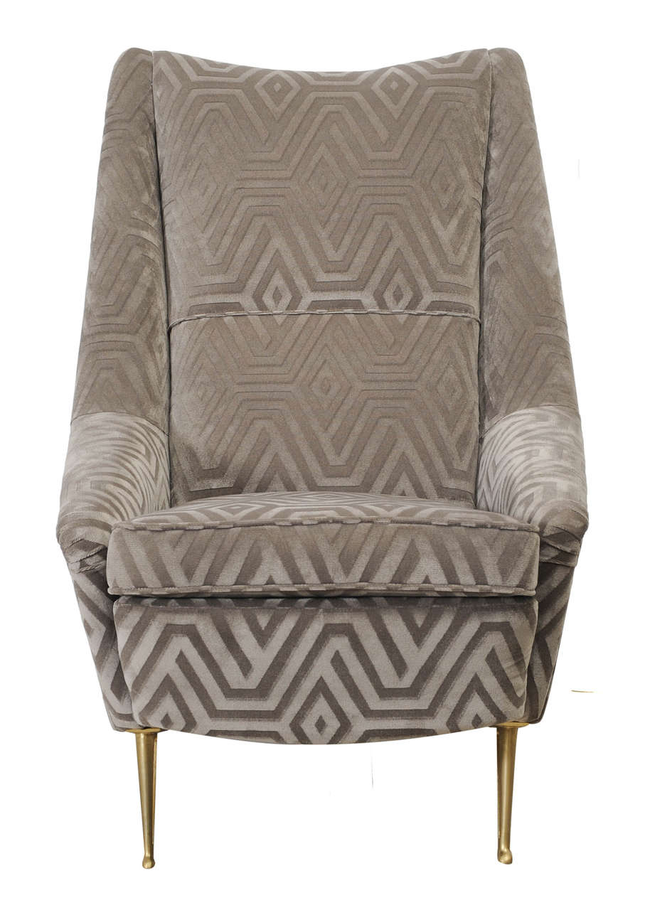 Elegant high armchair with geometric print velvet upholstery, gilt metal curved feet.
I.S.A. Bergamo manufacturer, Italy, 1950s.