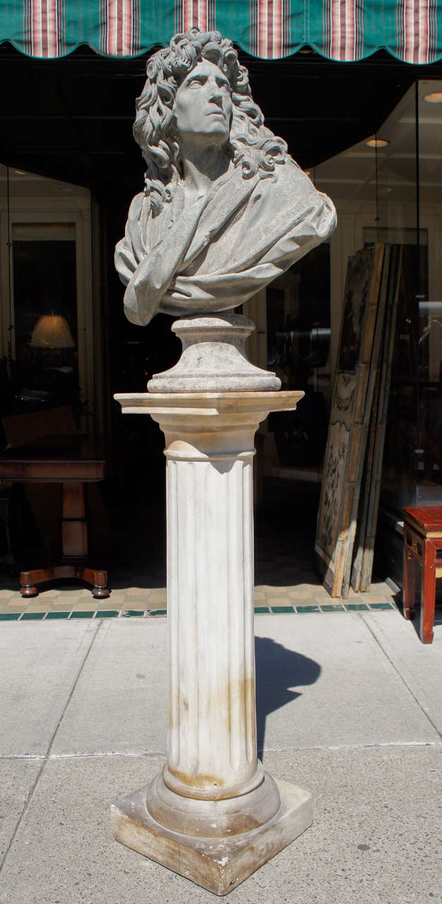 Ce grand et impressionnant buste moulé en plâtre et placé sur un socle en pierre sculptée est vraiment un grand objet décoratif.
Cette figure est d'après le modèle réalisé par Caffieri et représente Molière dans un manteau drapé. Le personnage est