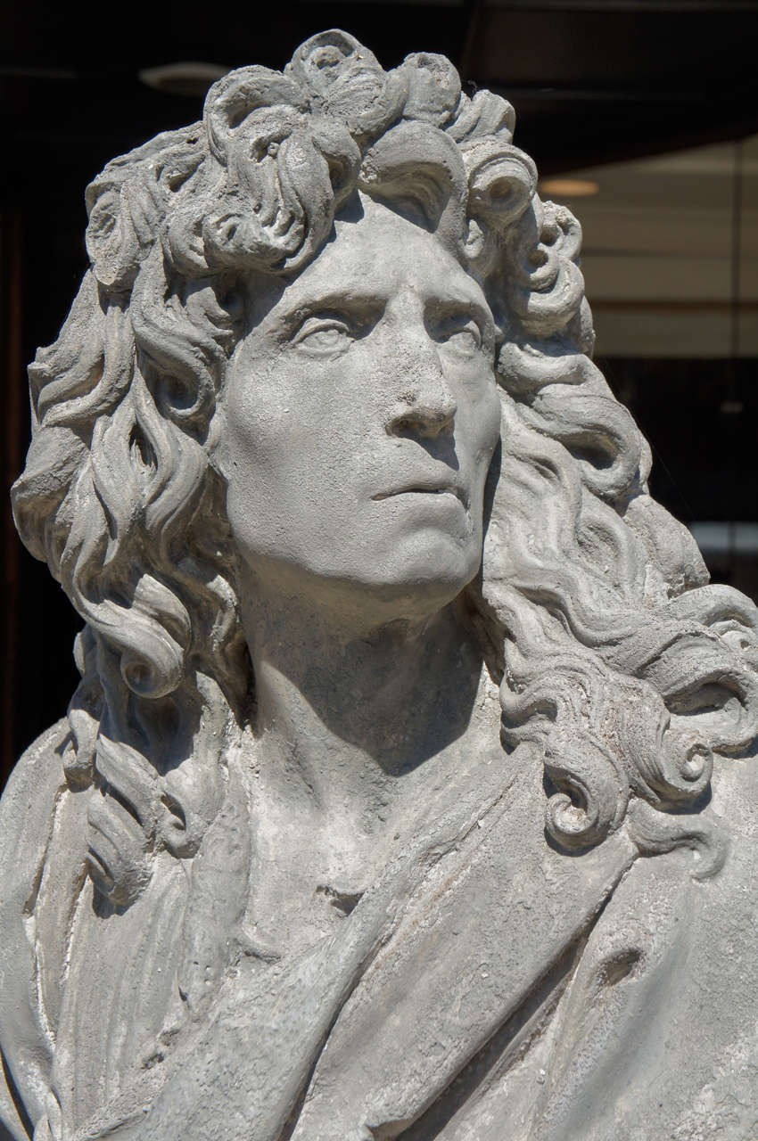 19 C  Busto de Moliere de escayola con zócalo de piedra caliza sobre pedestal de escayola Yeso en venta