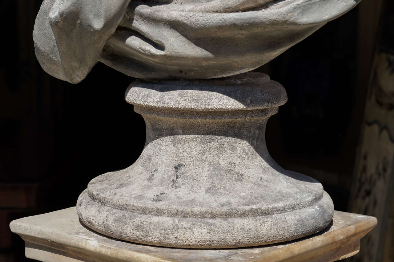 19 C  Buste de Molière avec Socle en plâtre moulé sur piédestal en plâtre en vente 2