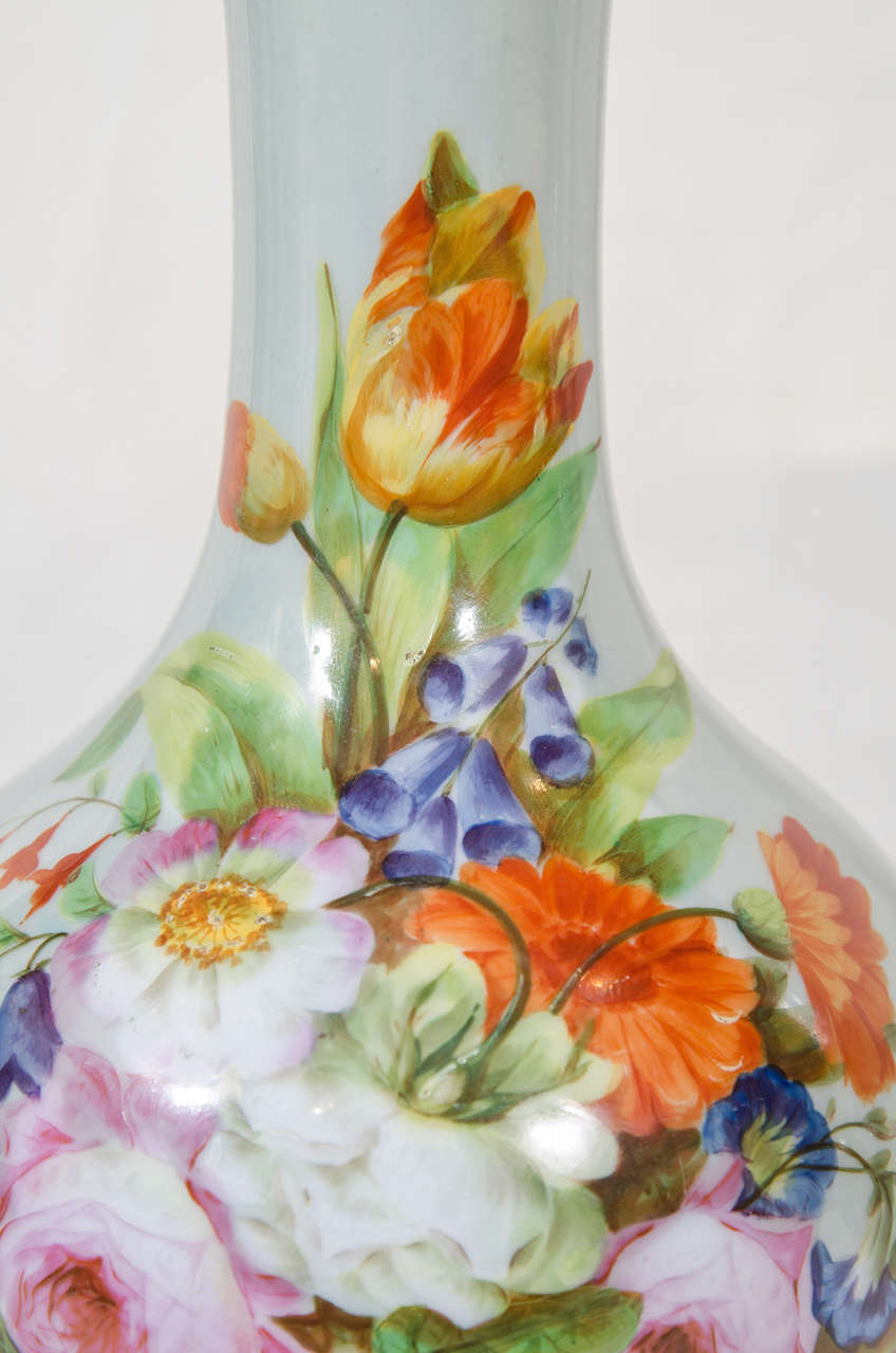 Peint à la main Paire de vases français en opaline peints à la main représentant des fleurs, circa 1870 en vente