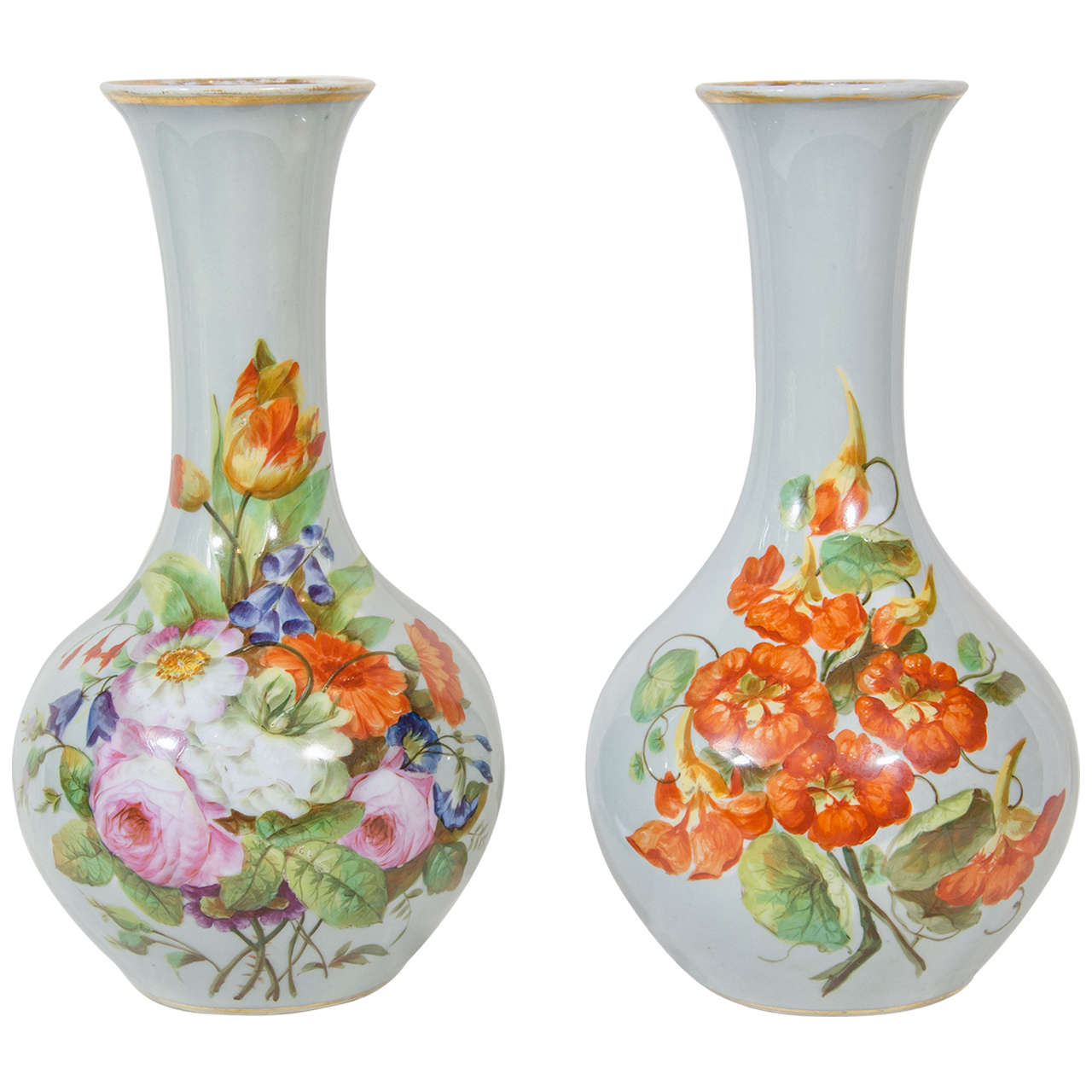 Paire de vases français en opaline peints à la main représentant des fleurs, circa 1870