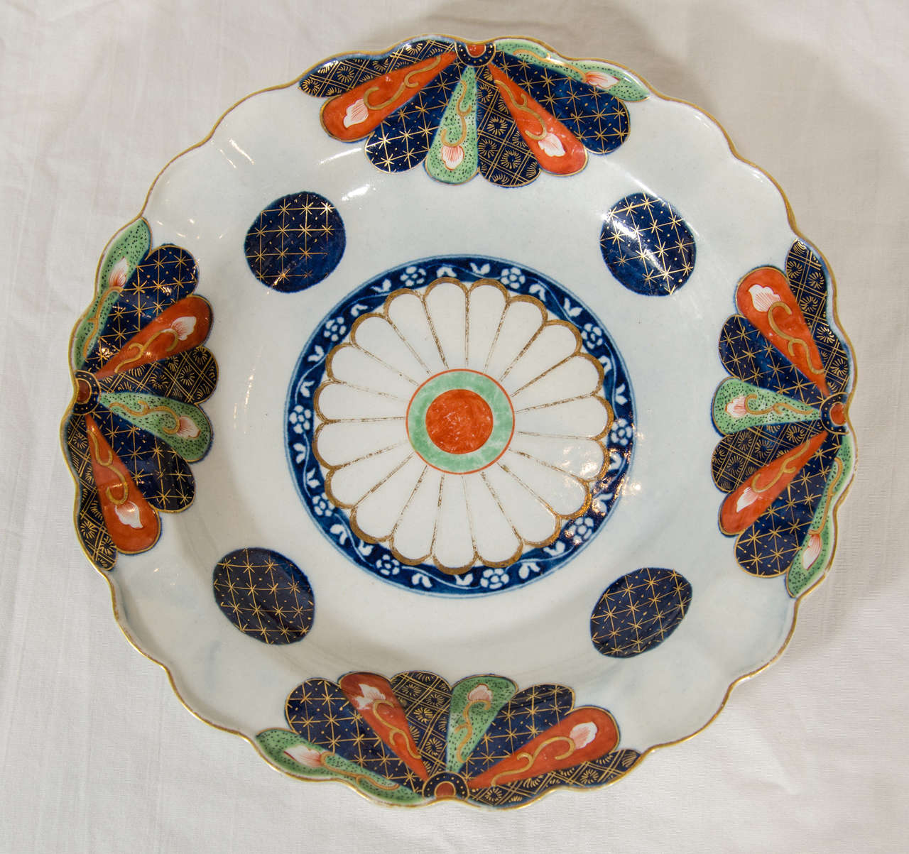 A pair of 18th century Dr. Wall Worcester soft-paste porcelain dishes, decorated in Imari style with the 