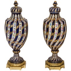 Paire de vases couverts en porcelaine et bronze doré de style Antiquities Sèvres
