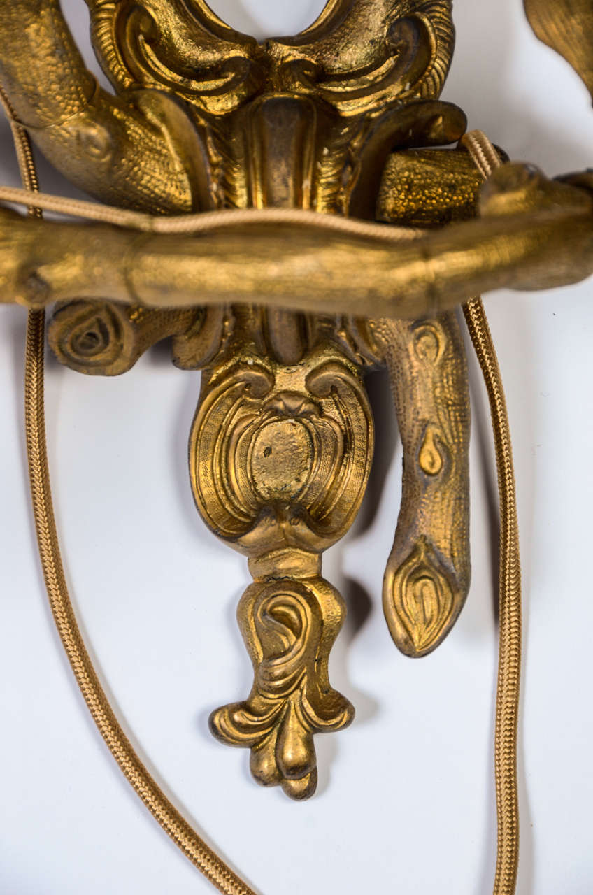 Satz von vier vergoldeten Bronze-Wandleuchtern im Louis-XV-Stil des 19. Jahrhunderts im Angebot 4