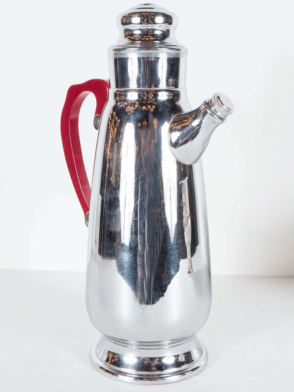 Art Deco Chrome Cocktail Shaker with Bakelite Handle In Excellent Condition In New York, NY