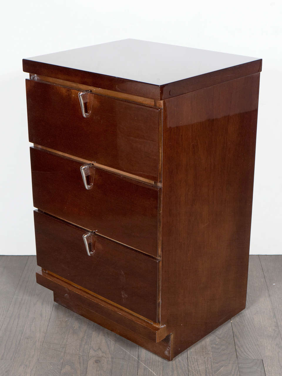 Gorgeous Pair of Mid-Century Modernist Walnut Nightstands or Side Tables In Excellent Condition In New York, NY
