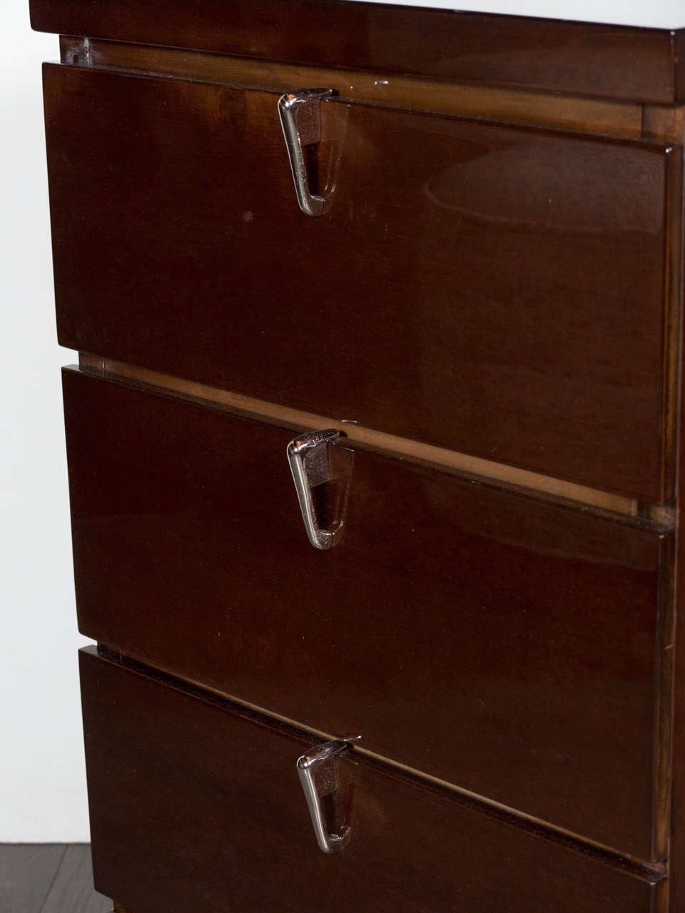 Mid-20th Century Gorgeous Pair of Mid-Century Modernist Walnut Nightstands or Side Tables