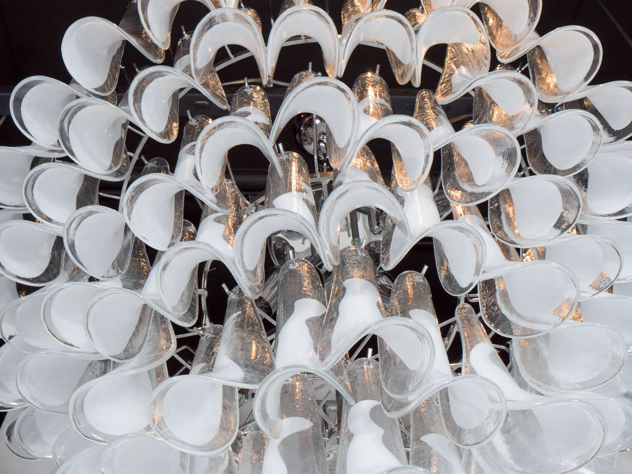 Verre de Murano Lustre moderne à plumes en verre de Murano soufflé à la bouche, blanc et translucide en vente