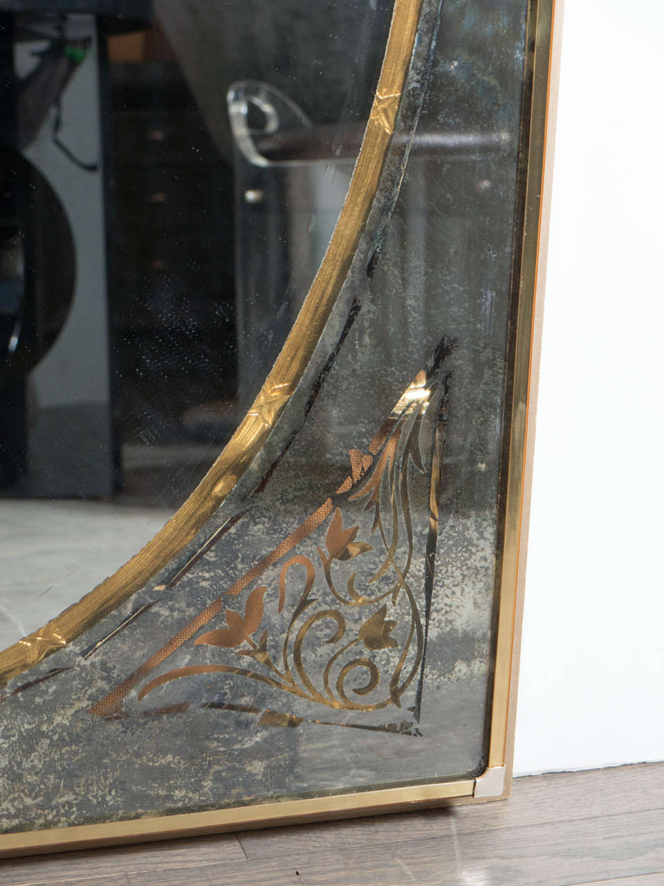 Elegant Mid-Centuy Modernist Eglomise and Smoked Bordered Mirror In Excellent Condition In New York, NY