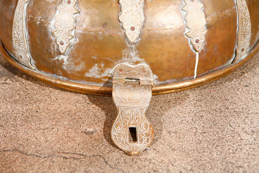 Marocain Couverture marocaine en bronze ancien avec décor gravé en laiton en vente