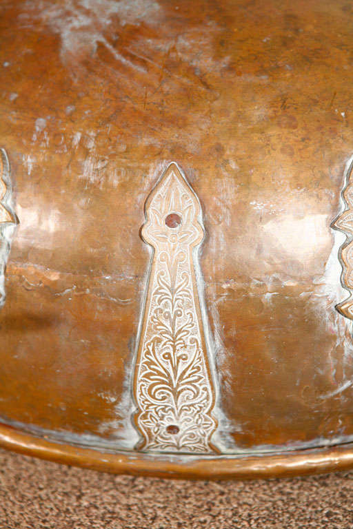 Couverture marocaine en bronze ancien avec décor gravé en laiton Bon état - En vente à North Hollywood, CA