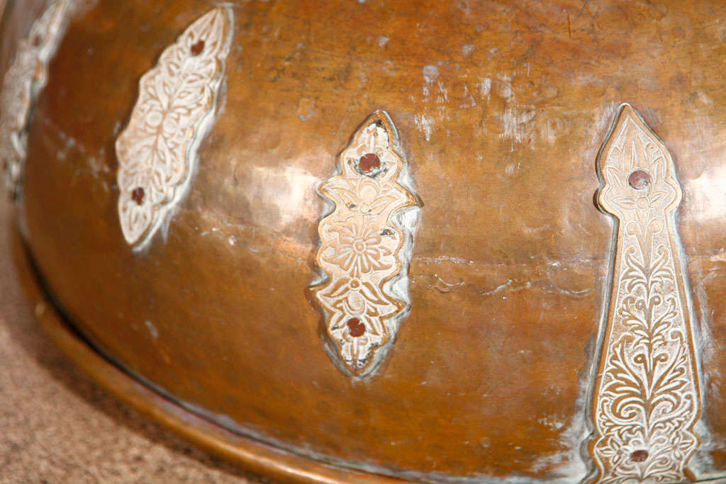 Cubierta marroquí de bronce antiguo con decoración grabada en latón siglo XX en venta