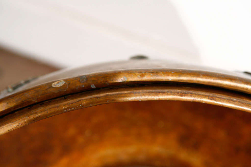 Cubierta marroquí de bronce antiguo con decoración grabada en latón en venta 1