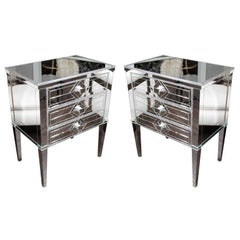 Paire de tables de nuit de style néoclassique à 3 tiroirs avec bordure en argent et miroir en diamant