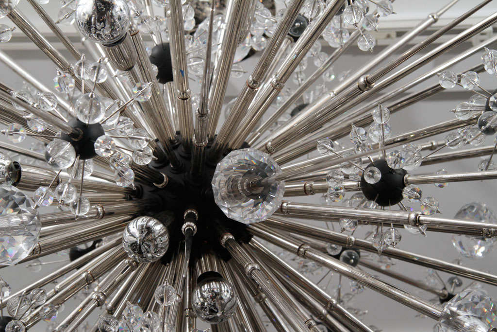 20ième siècle Monumental Spoutnik en cristal nickelé en vente
