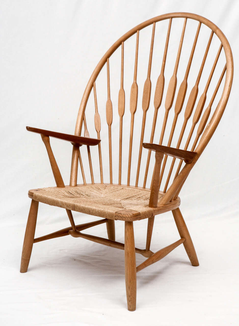 Hans Wegner Peacock Chair Entworfen 1947 und hergestellt von Johannes Hansen.  Der Stuhl ist mit der Unterschrift von Johannes Hansen versehen.  Geschäft früher bekannt als ARTFUL DODGER INC