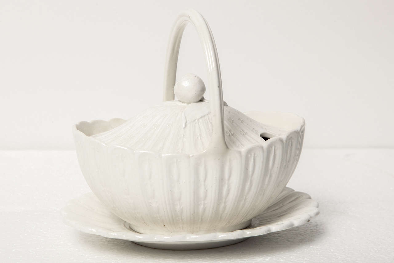 19th Century English, Creamware Sauceboat In Good Condition For Sale In New York, NY