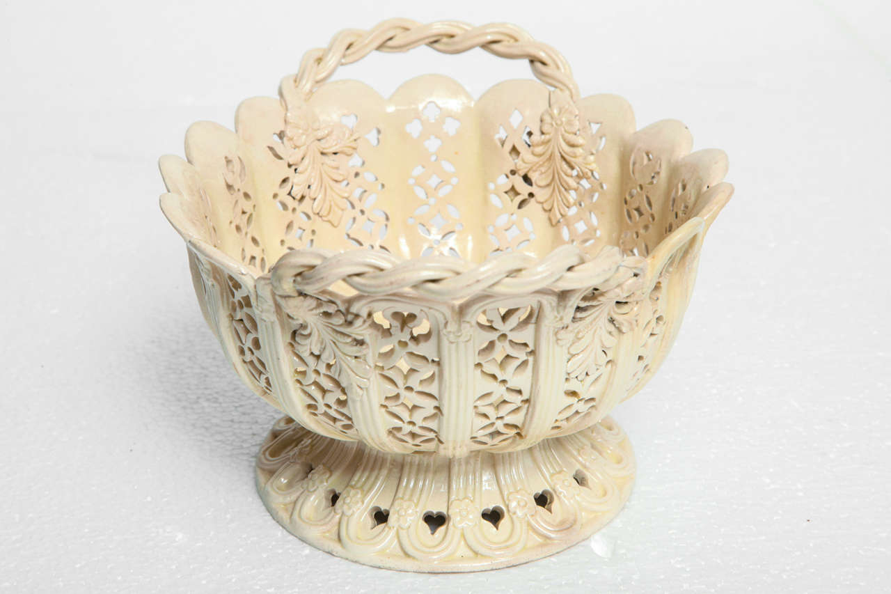 Creamware Two Handle Basket Circa 1800 In Good Condition For Sale In New York, NY