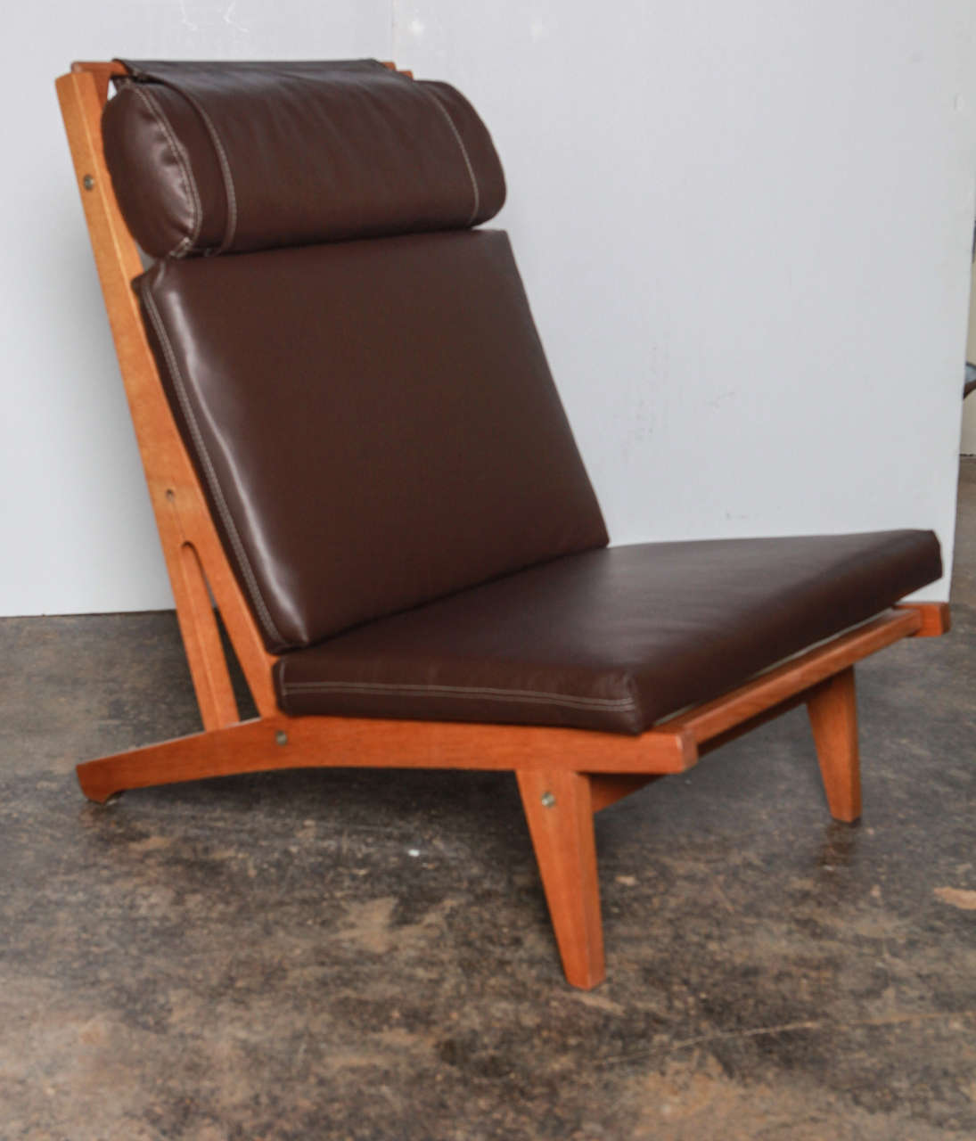 Mid-Century Modern Pair of Hans Wegner Lounge Chairs