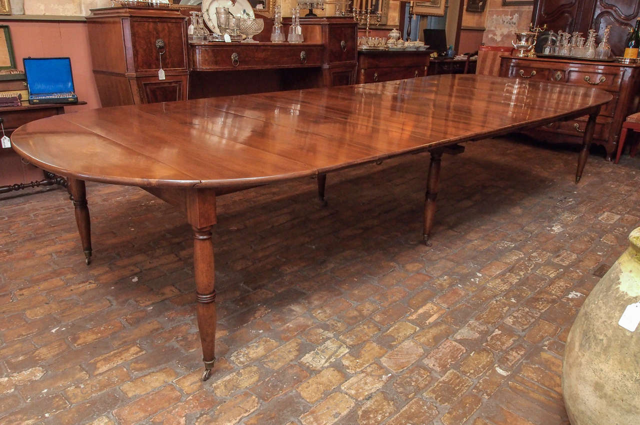 Early 19th century French walnut dining table with 