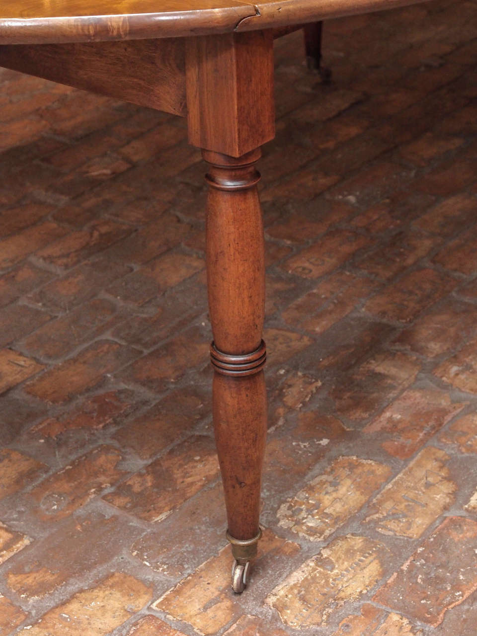 Early 19th Century French Walnut Dining Table In Good Condition In New Orleans, LA