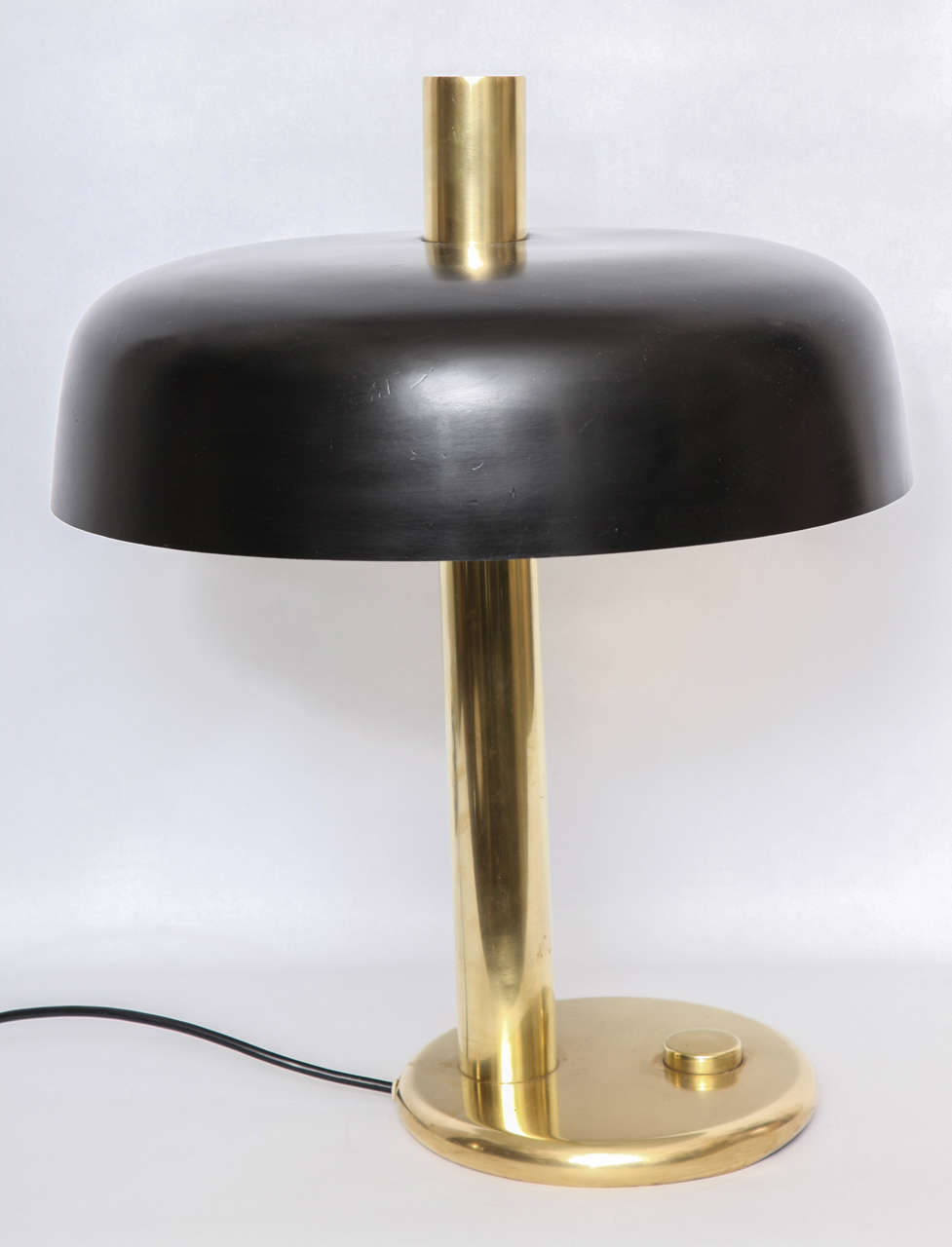 1930er Jahre Amerikanische Modernistische Tischlampe aus poliertem und lackiertem Messing (Art déco)