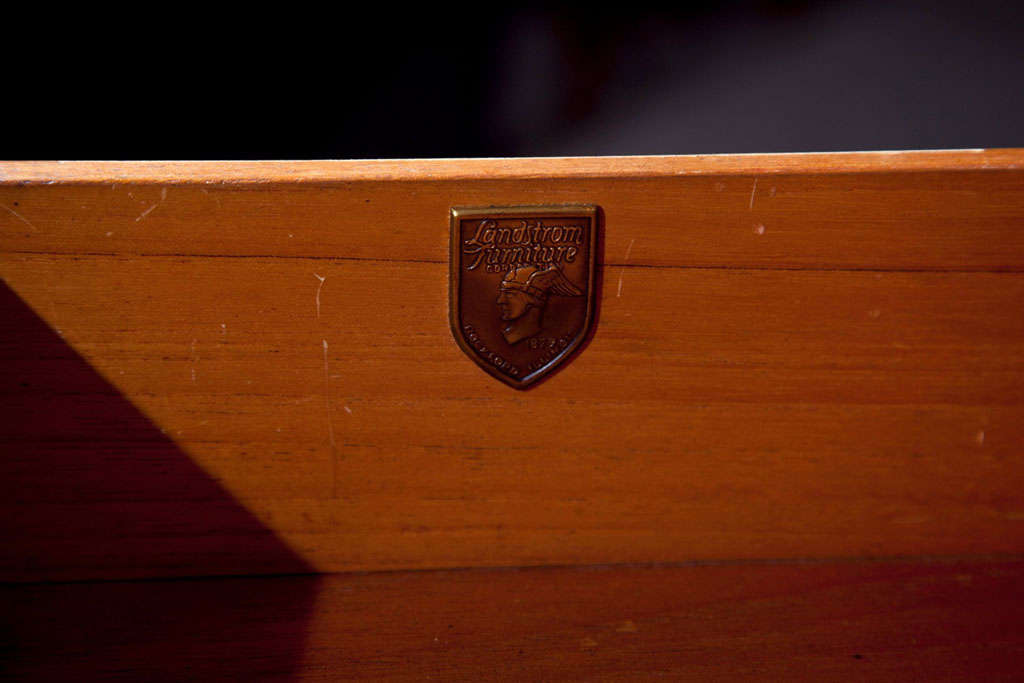American Pair of Bow Front Mahogany Bachelor Chests - Commodes