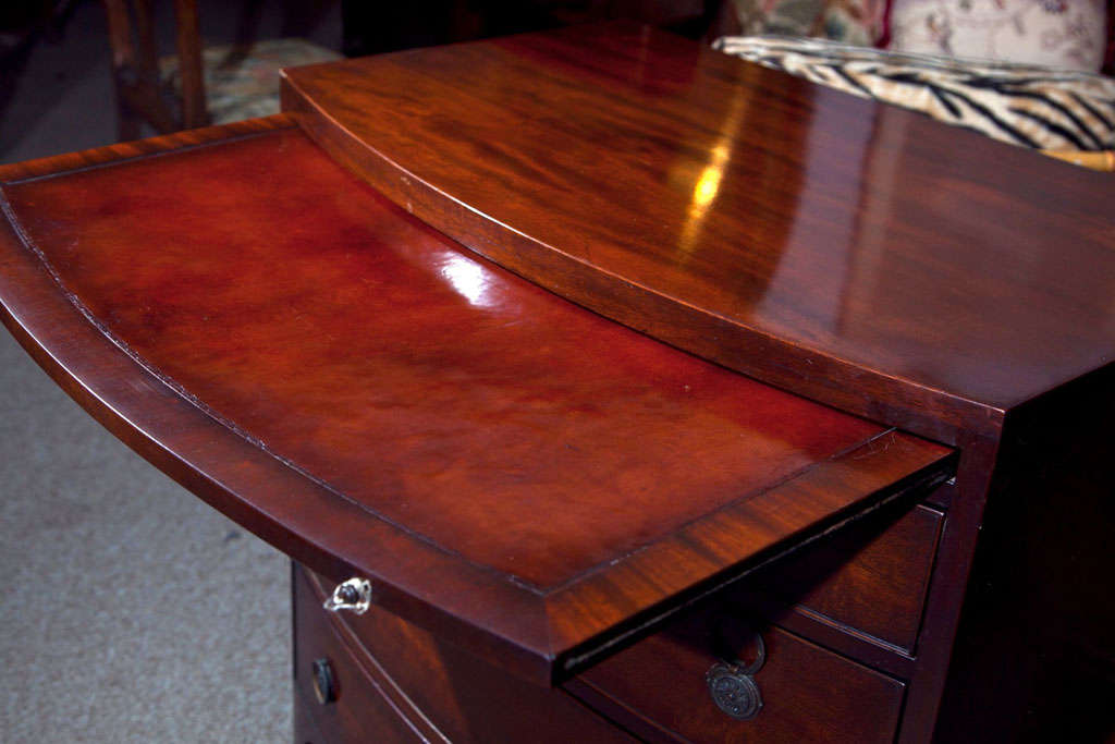 Mid-20th Century Pair of Bow Front Mahogany Bachelor Chests - Commodes