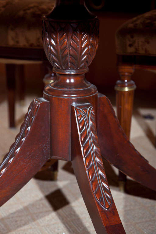 Fine Flame Mahogany Circular Dining Room Table 1