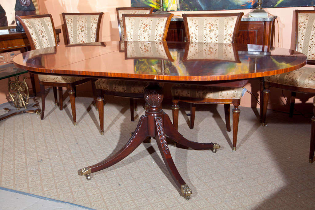 Fine Flame Mahogany Circular Dining Room Table 2