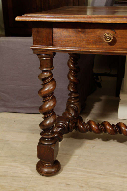 19th Century English Two-Drawer Walnut Table In Excellent Condition For Sale In New York, NY